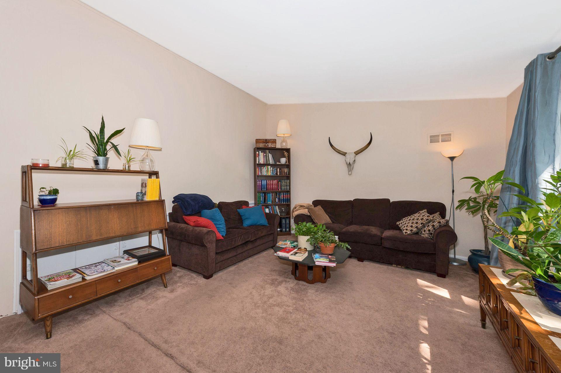 6811 Maurleen Road Baltimore, MD 21209 - Photo 6 of 28 Living Room