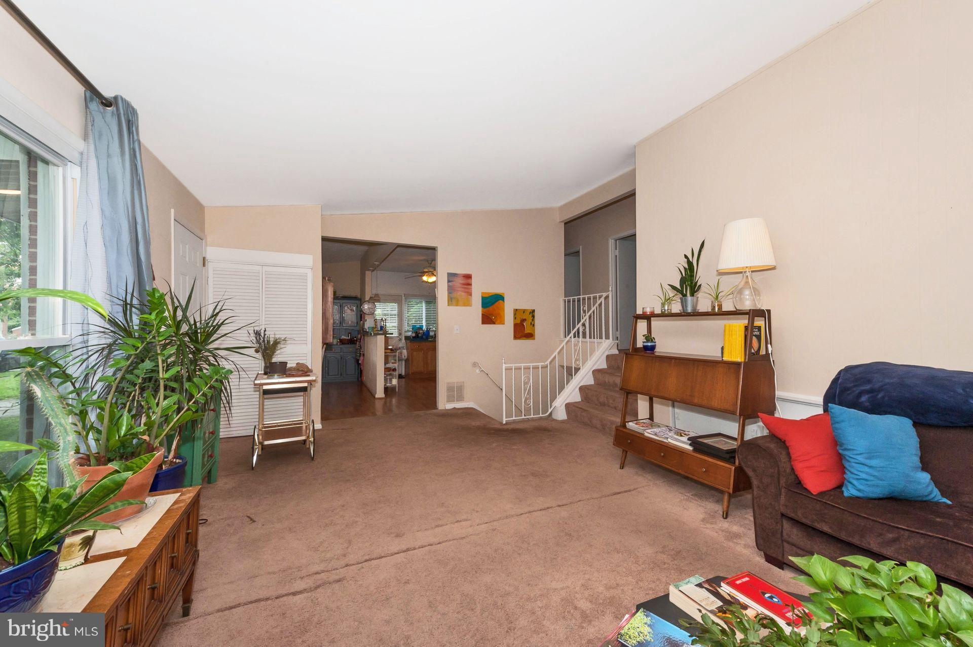 6811 Maurleen Road Baltimore, MD 21209 - Photo 7 of 28 Living Room