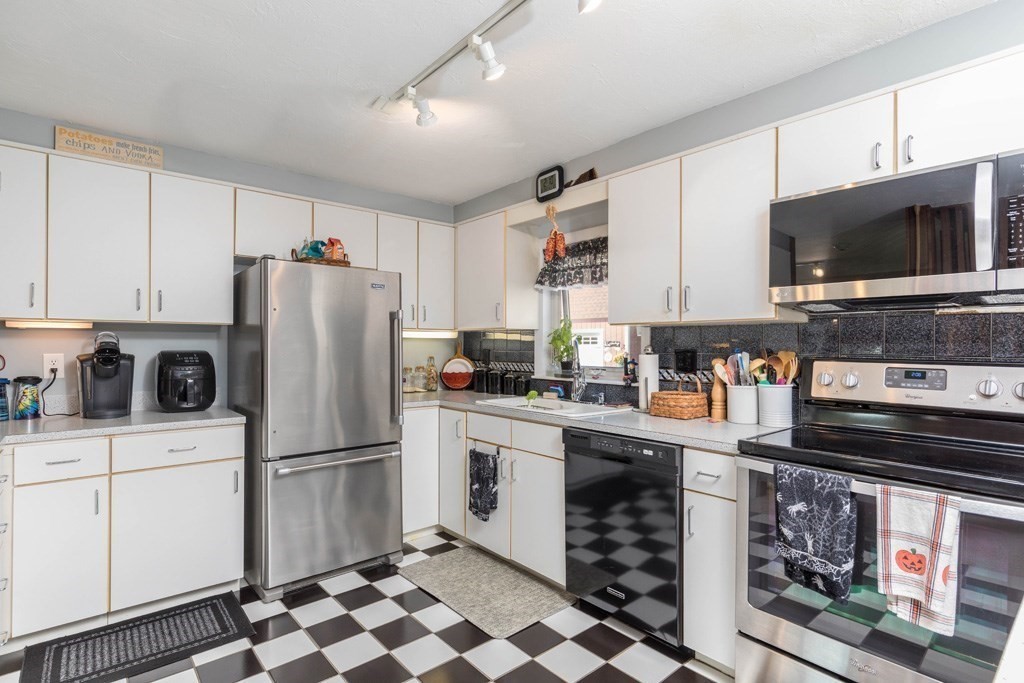 280 Stone Street Gardner, MA 01440 - Photo 2 of 28