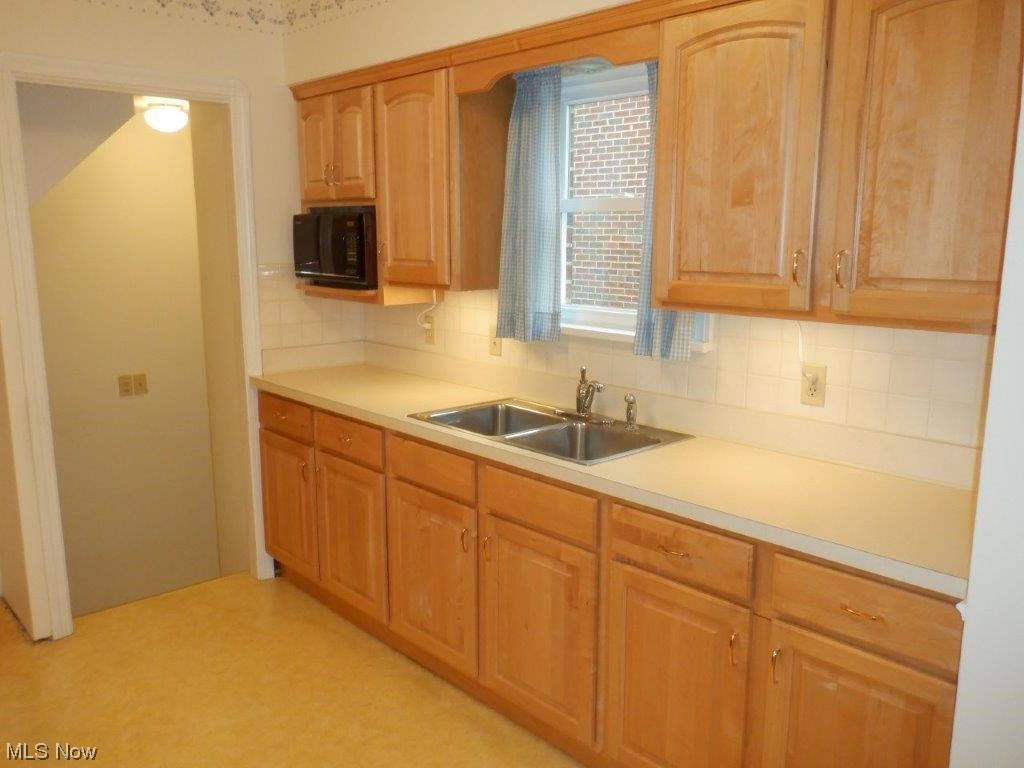 7424 Spring Garden Road, Unit R Cleveland, OH 44129 - Photo 4 of 22 maple cabinetry