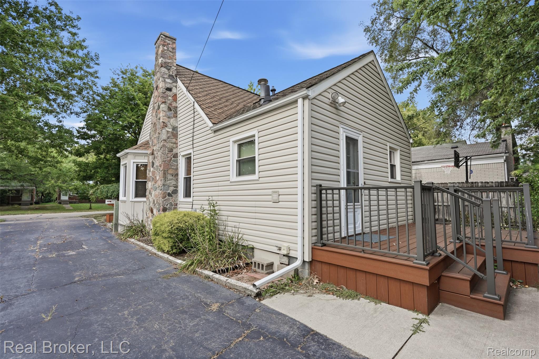 19410 Rensellor Street Livonia, MI 48152 - Photo 24 of 33 Exterior, trex deck
