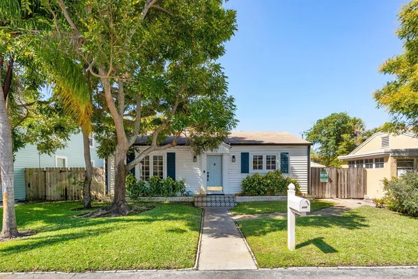 $699,000 | 215 South Palmway, Lake Worth Beach, FL 33460