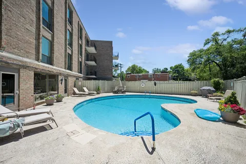 $360,000 | 134 Green Bay Road, Unit 104, Winnetka, IL 60093