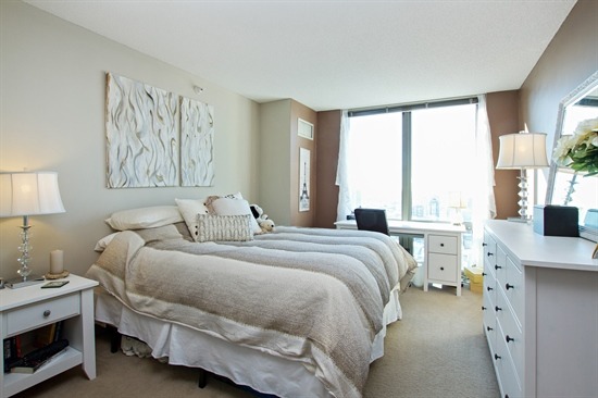 2 East Erie Street, Unit 3906 Chicago, IL 60611 - Photo 8 of 13 a bedroom with a bed and a window