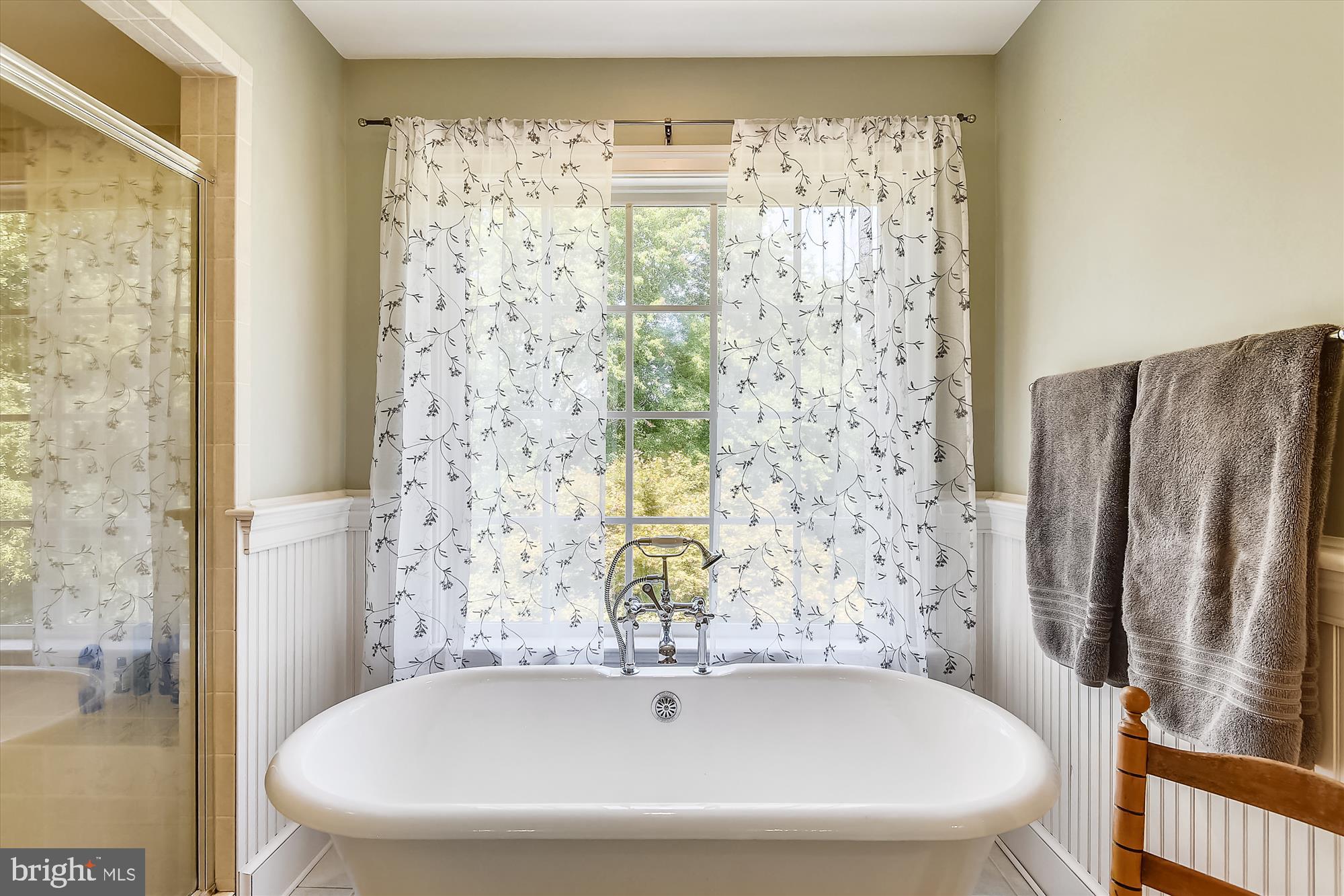 833 Utterback Store Road Great Falls, VA 22066 - Photo 47 of 98 Upper Level Tub
