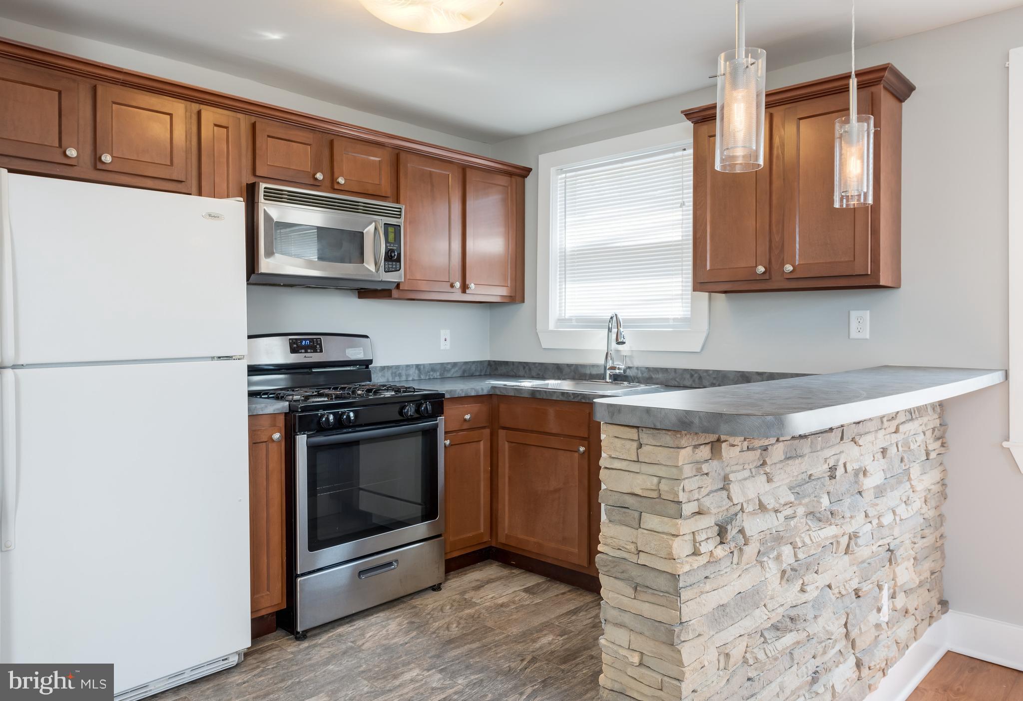 447 Grace Road Upper Darby, PA 19082 - Photo 20 of 35 Kitchen with Breakfast Bar