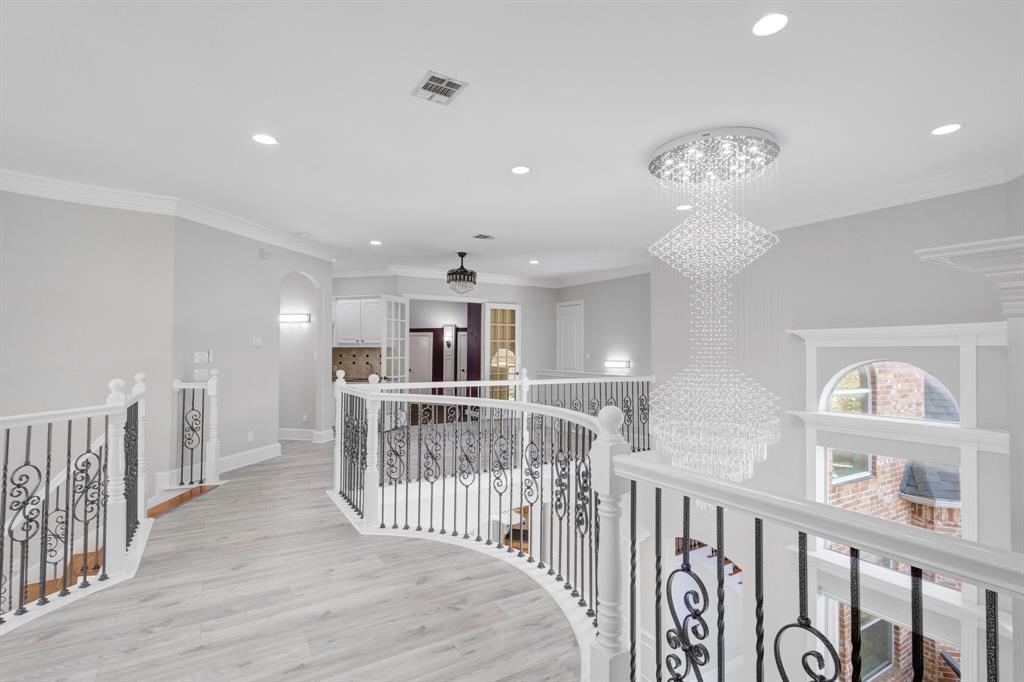 1004 Drake Drive Euless, TX 76039 - Photo 11 of 39