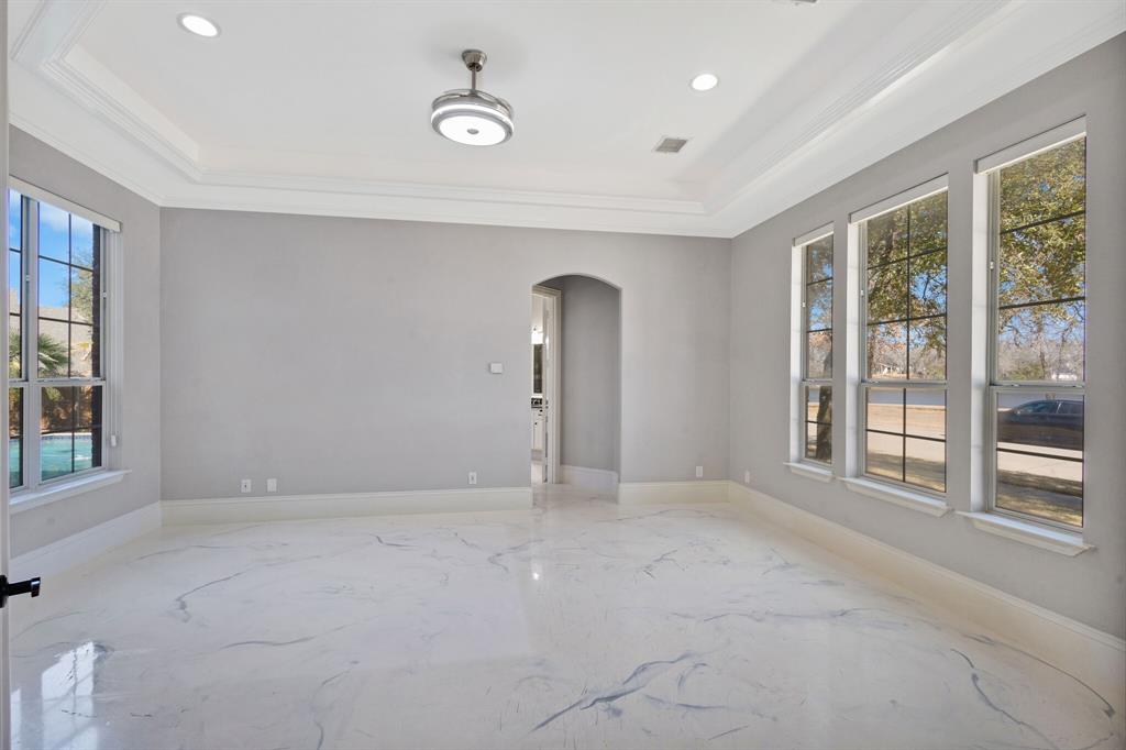 1004 Drake Drive Euless, TX 76039 - Photo 13 of 39