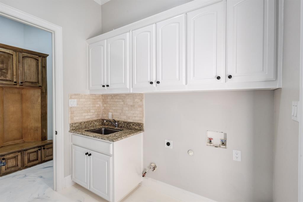 1004 Drake Drive Euless, TX 76039 - Photo 14 of 39