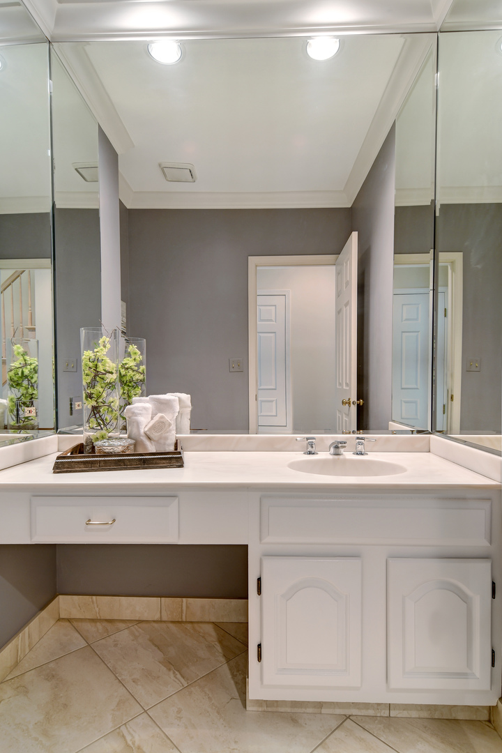 11 Southgate Court Burr Ridge, IL 60527 - Photo 18 of 39 a sink with a mirror