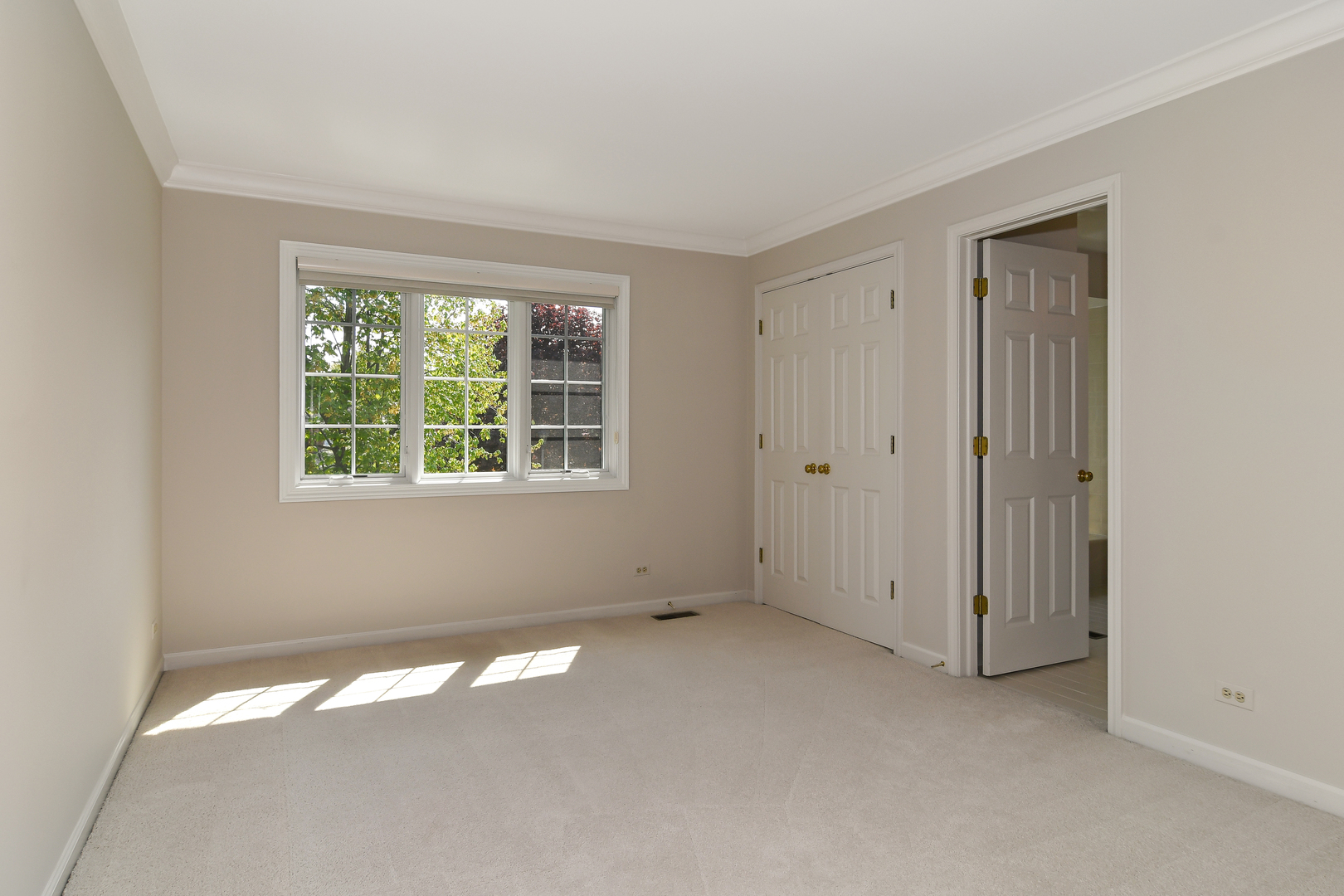 11 Southgate Court Burr Ridge, IL 60527 - Photo 23 of 39 an empty room with windows