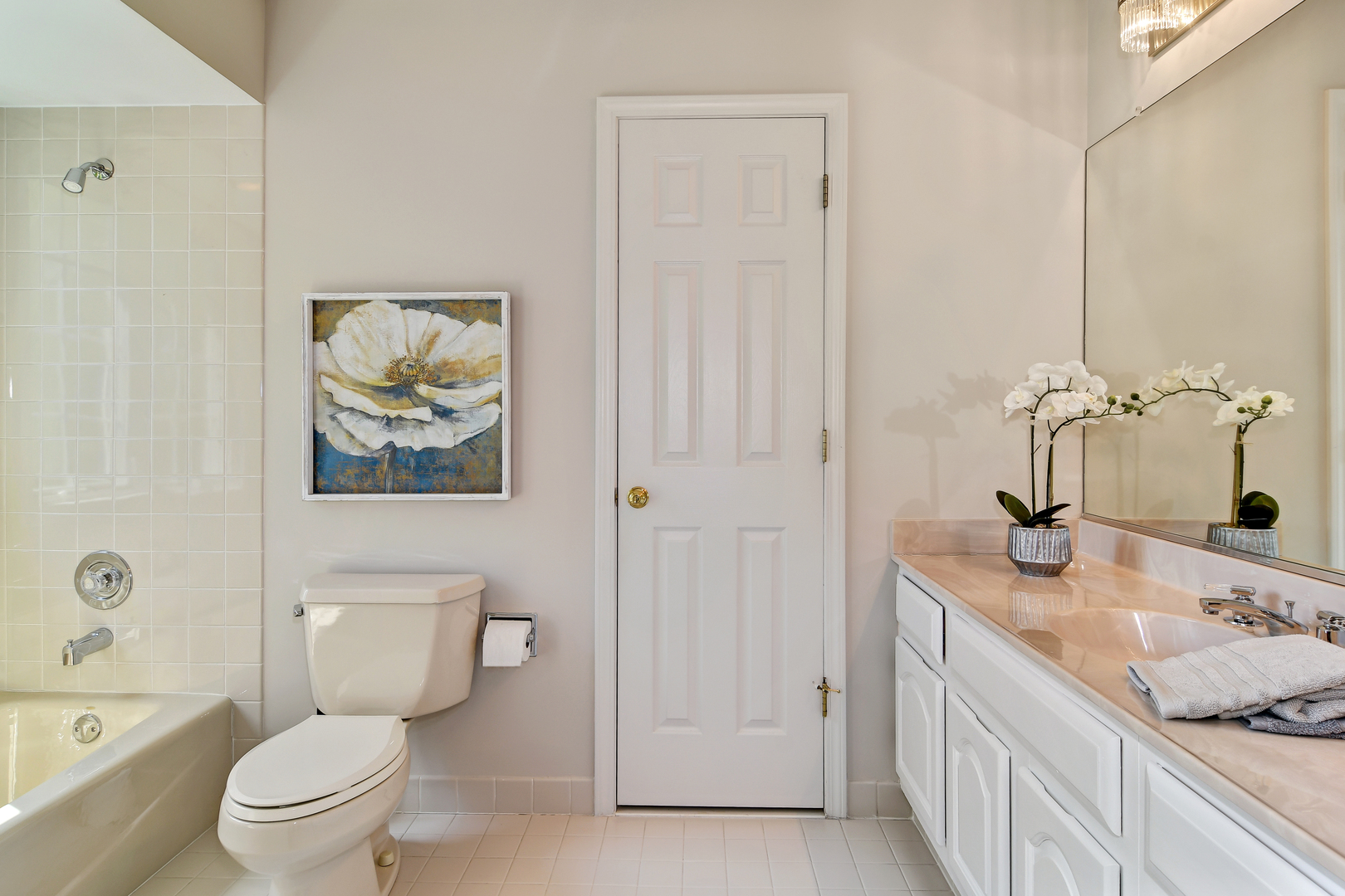 11 Southgate Court Burr Ridge, IL 60527 - Photo 24 of 39 a bathroom with a granite countertop sink a toilet and a bathtub
