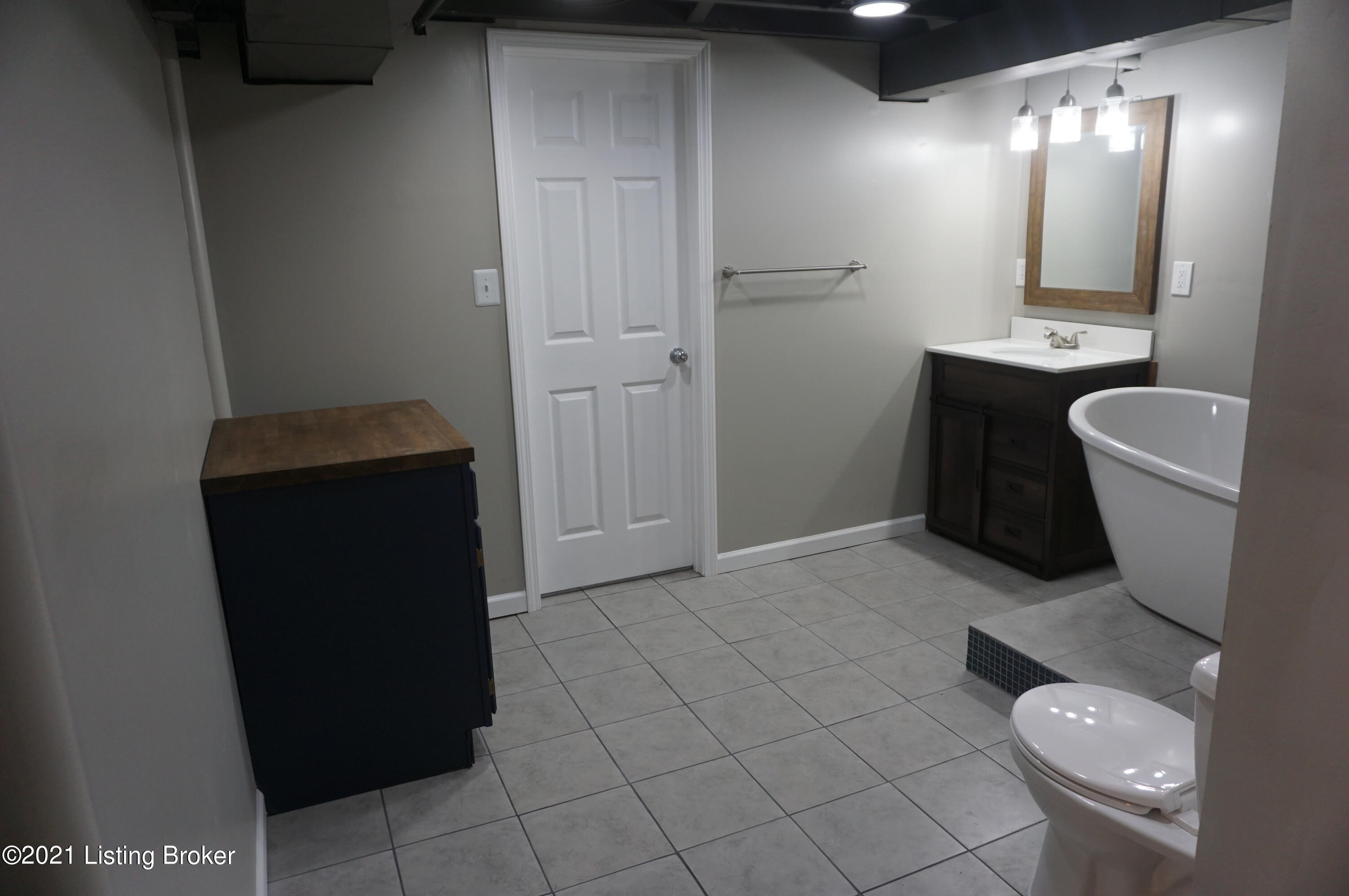 6300 Doe Run Road Louisville, KY 40216 - Photo 16 of 20 DSC01944