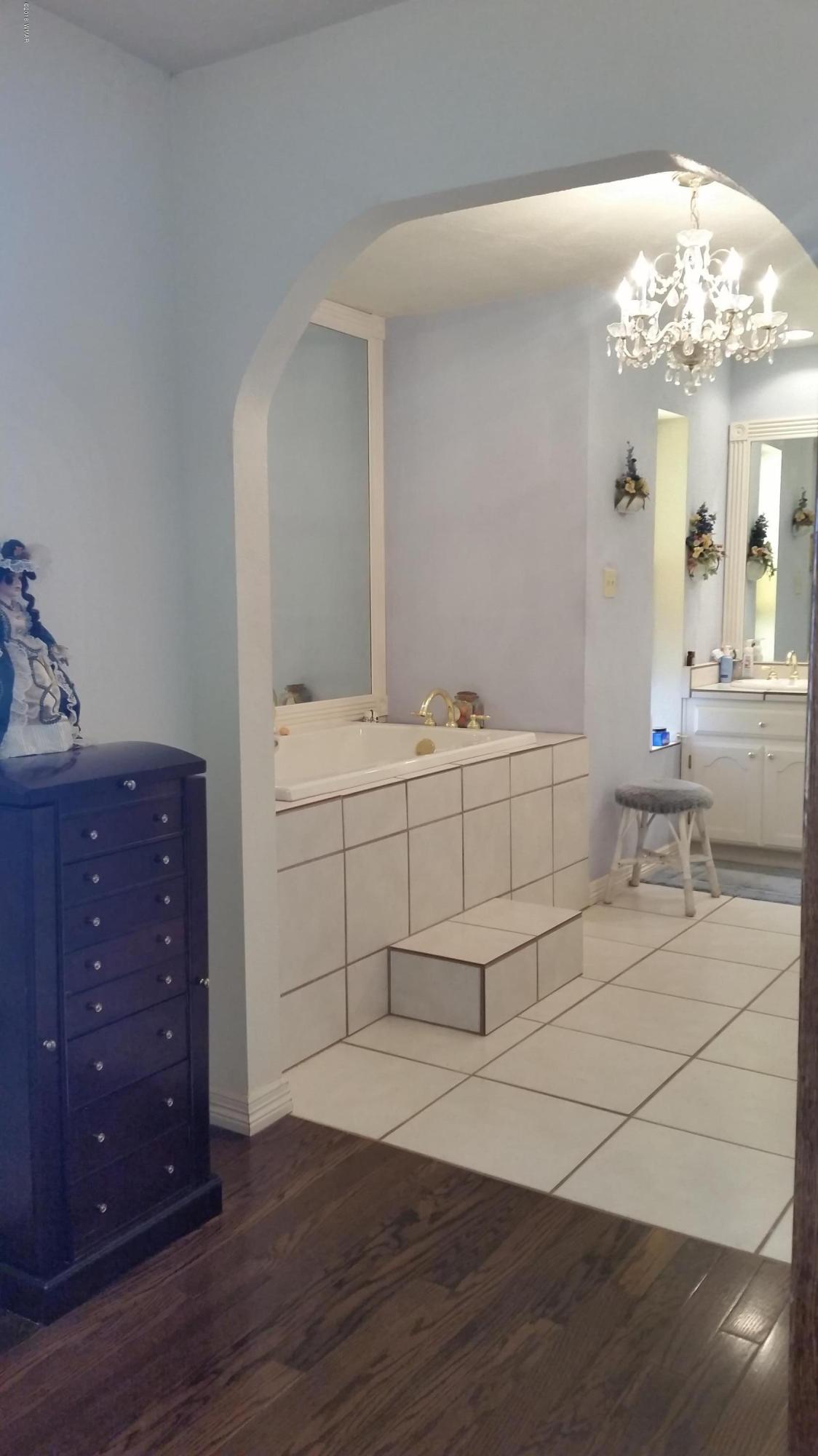 791 West 4th Street South Snowflake, AZ 85937 - Photo 19 of 46 a spacious bathroom with a double vanity sink and a mirror