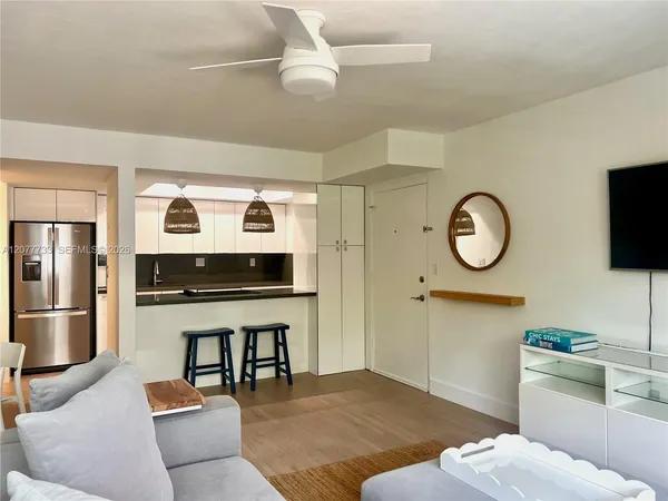 $3,250 | 195 Sunrise Drive, Unit 8, Key Biscayne, FL 33149