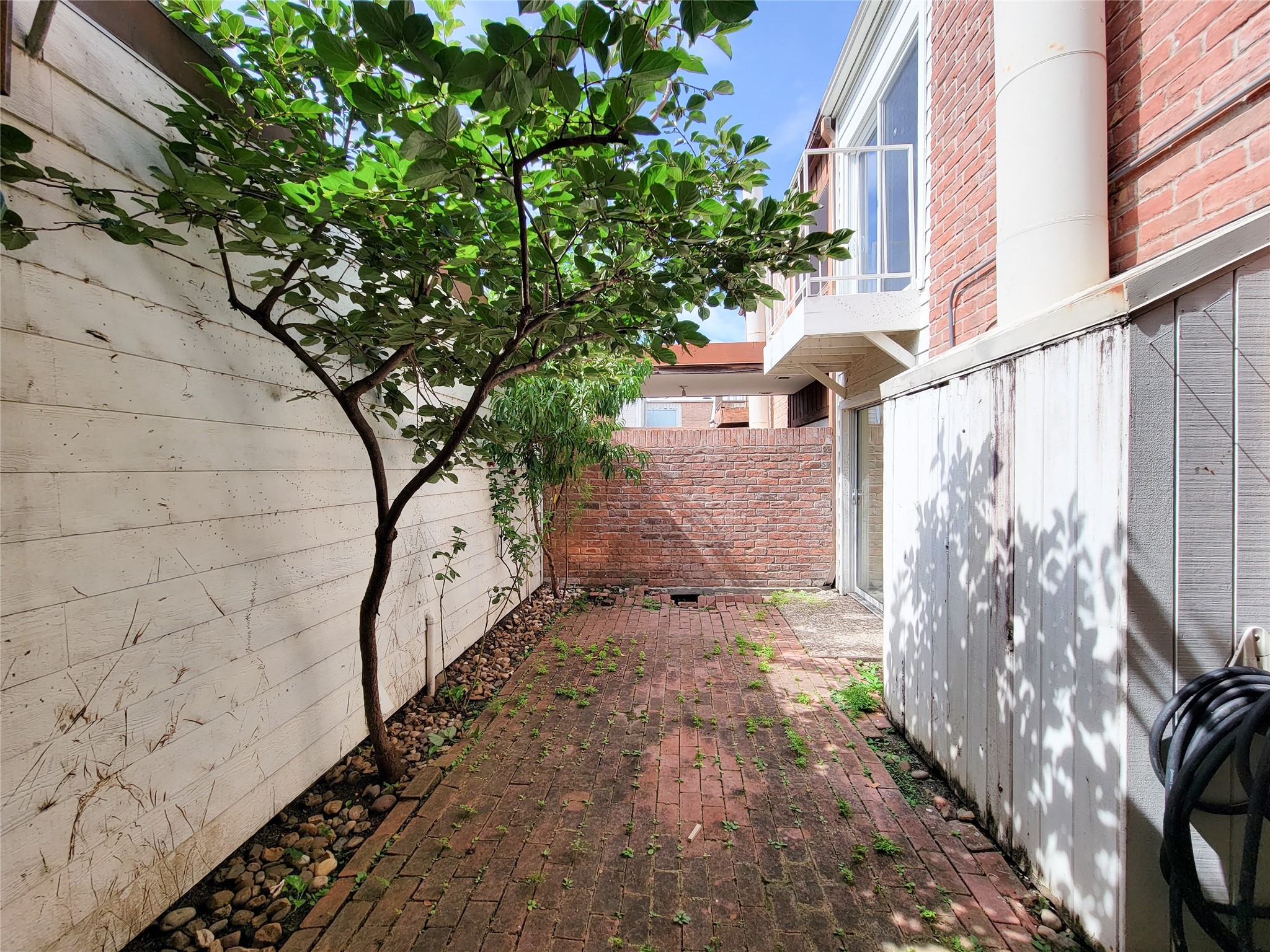 2243 West Alabama Street, Unit B Houston, TX 77098 - Photo 37 of 44 a backyard of a house with lots of green space