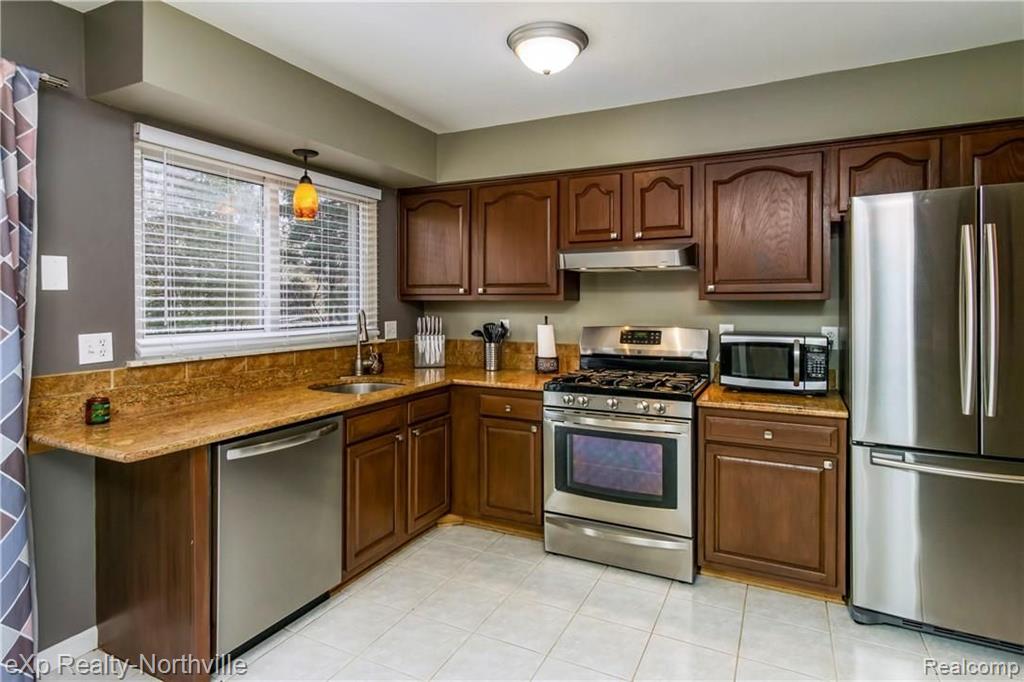 28122 Yorktown Road Farmington Hills, MI 48331 - Photo 5 of 15