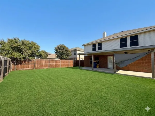 a view of a house with backyard