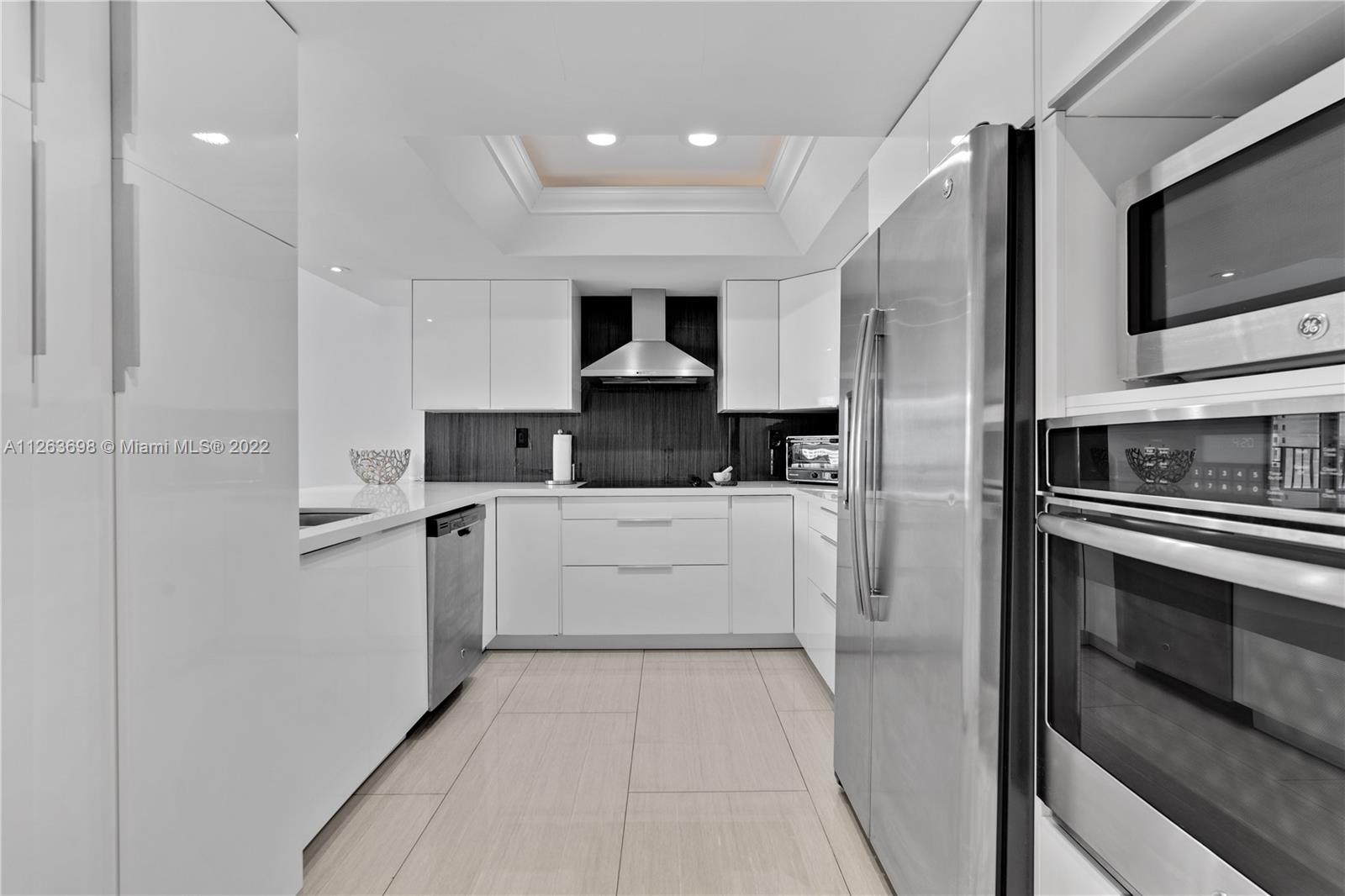 520 Brickell Key Drive, Unit A1819 Miami, FL 33131 - Photo 11 of 35 a kitchen with a refrigerator stove and microwave