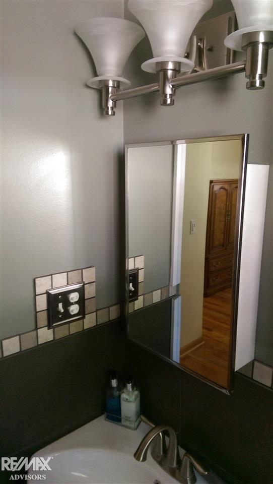 24855 Ridgecroft Avenue Eastpointe, MI 48021 - Photo 9 of 20 31291164-8.JPG