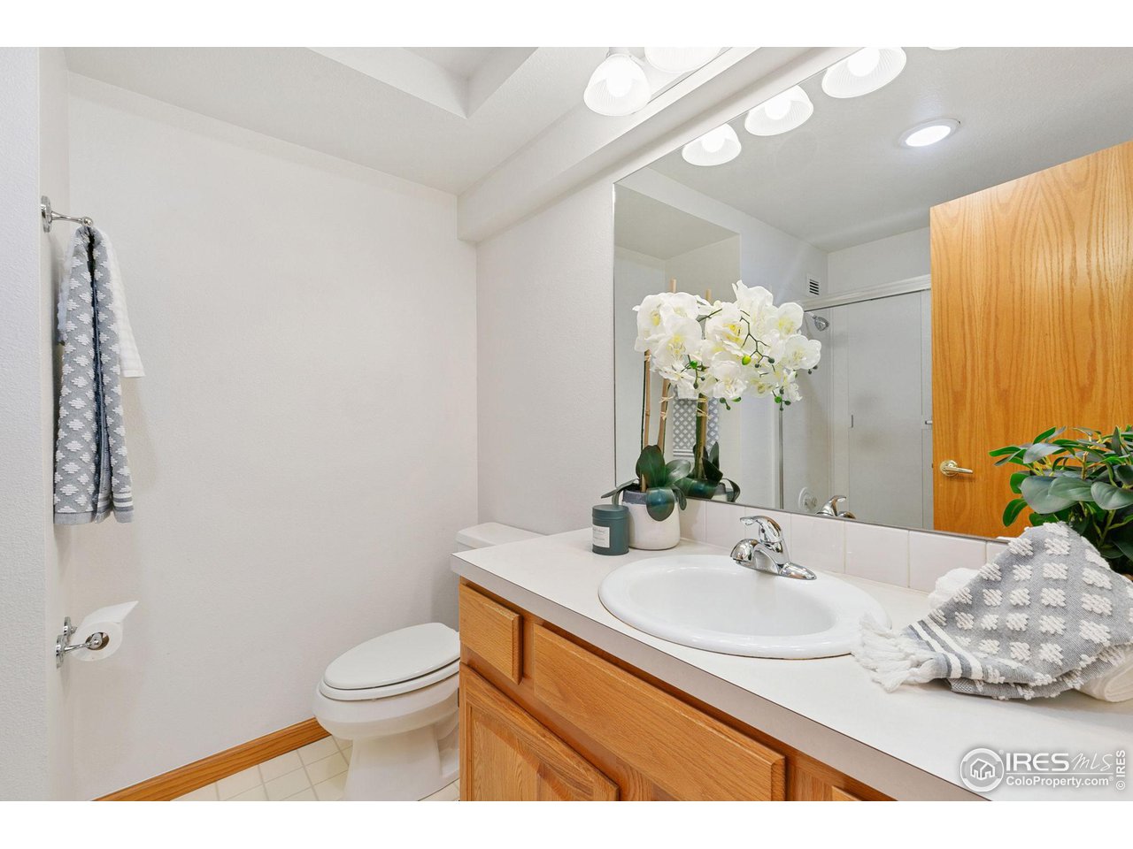 415 South Howes Street, Unit 404 Fort Collins, CO 80521 - Photo 14 of 24 Full Bathroom