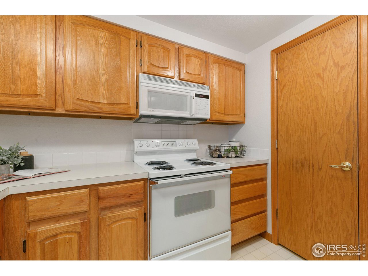 Kitchen with great cabinet space