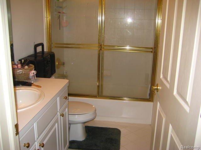 833 Garnet Court, Unit 50 Rochester, MI 48306 - Photo 13 of 24 Bathroom 2