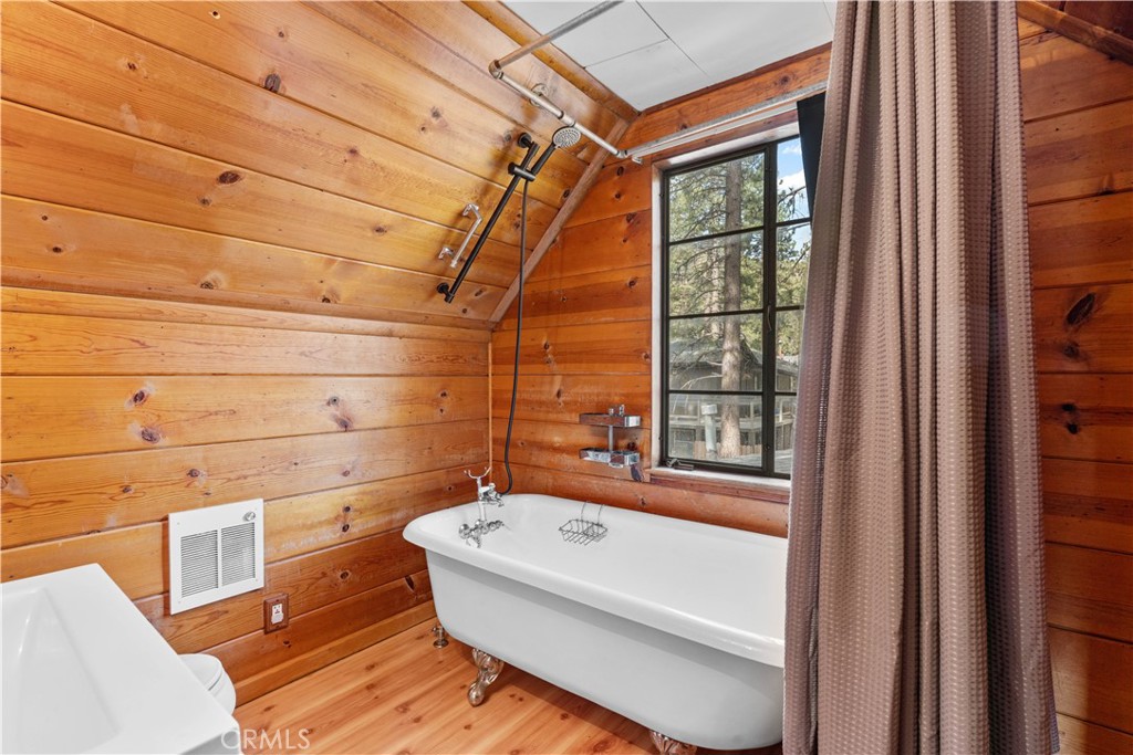 1100 Partridge Road Wrightwood, CA 92397 - Photo 19 of 32 upstair's bathroom