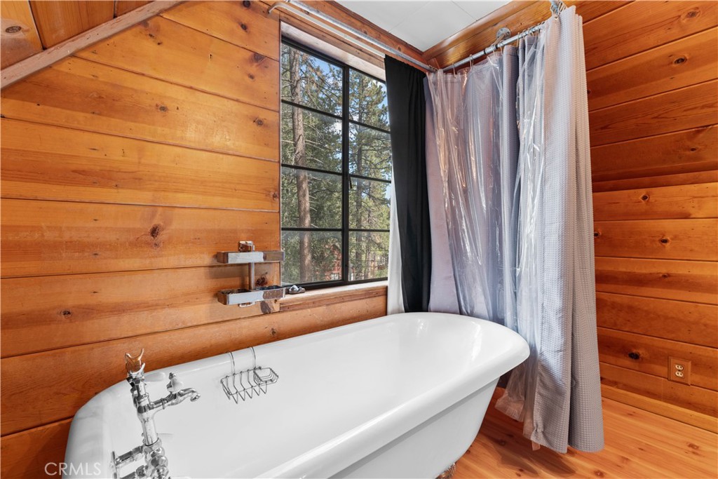 1100 Partridge Road Wrightwood, CA 92397 - Photo 20 of 32 upstair's bathroom