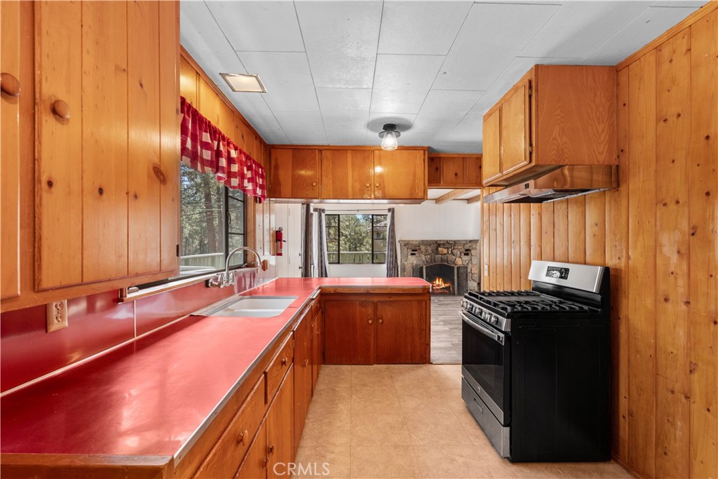 1100 Partridge Road Wrightwood, CA 92397 - Photo 9 of 32 Kitchen facing gathering/living room