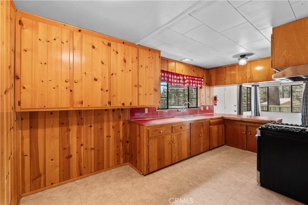 1100 Partridge Road Wrightwood, CA 92397 - Photo 10 of 32 kitchen