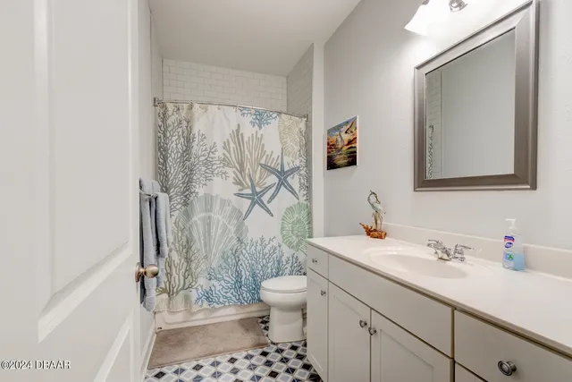 a view of a house with backyard and garden