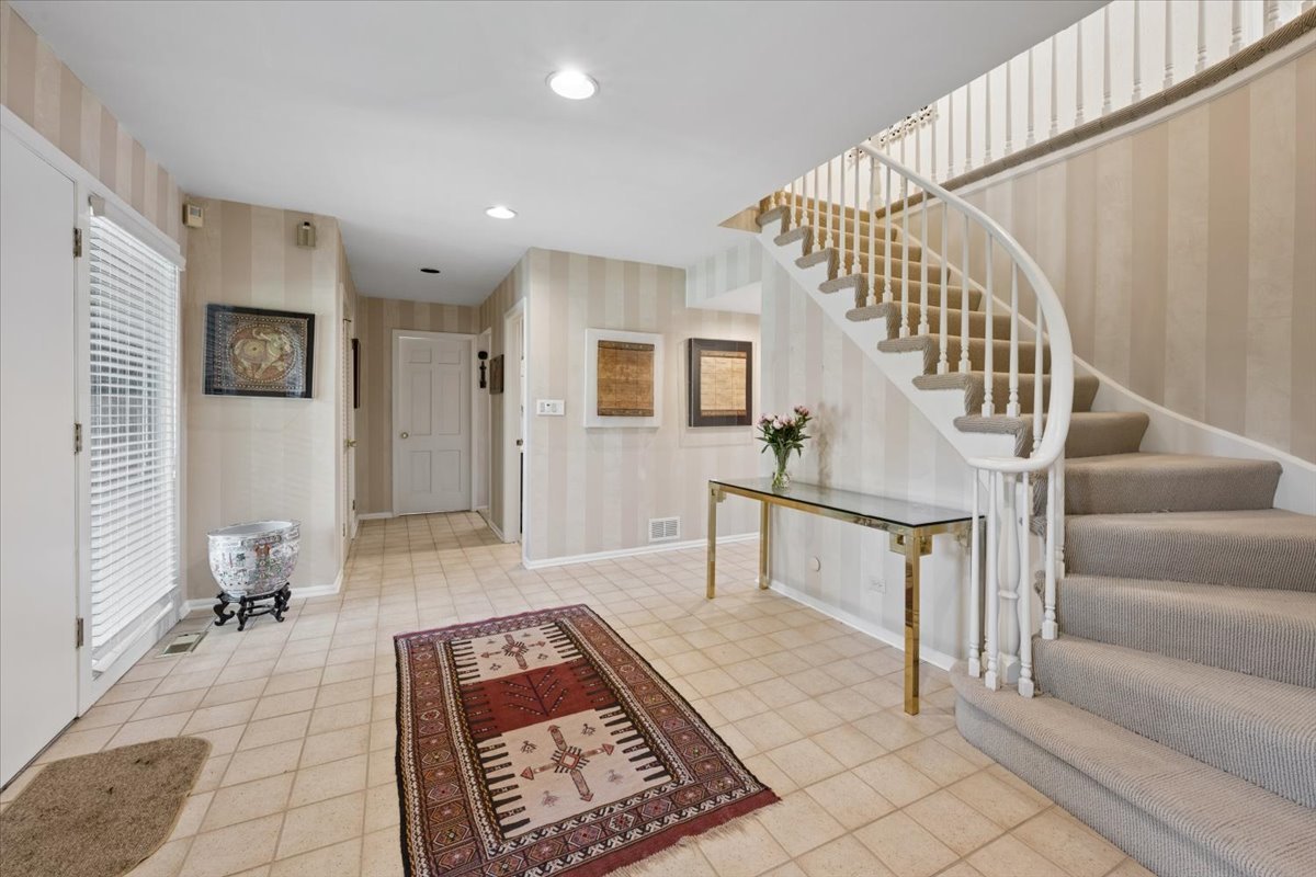 3724 Winnetka Road Glenview, IL 60026 - Photo 3 of 33