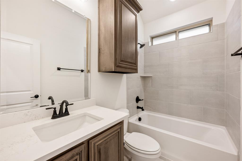 2824 Spg Vly Way Anna, TX 75409 - Photo 15 of 40 a bathroom with a sink a toilet and a bathtub