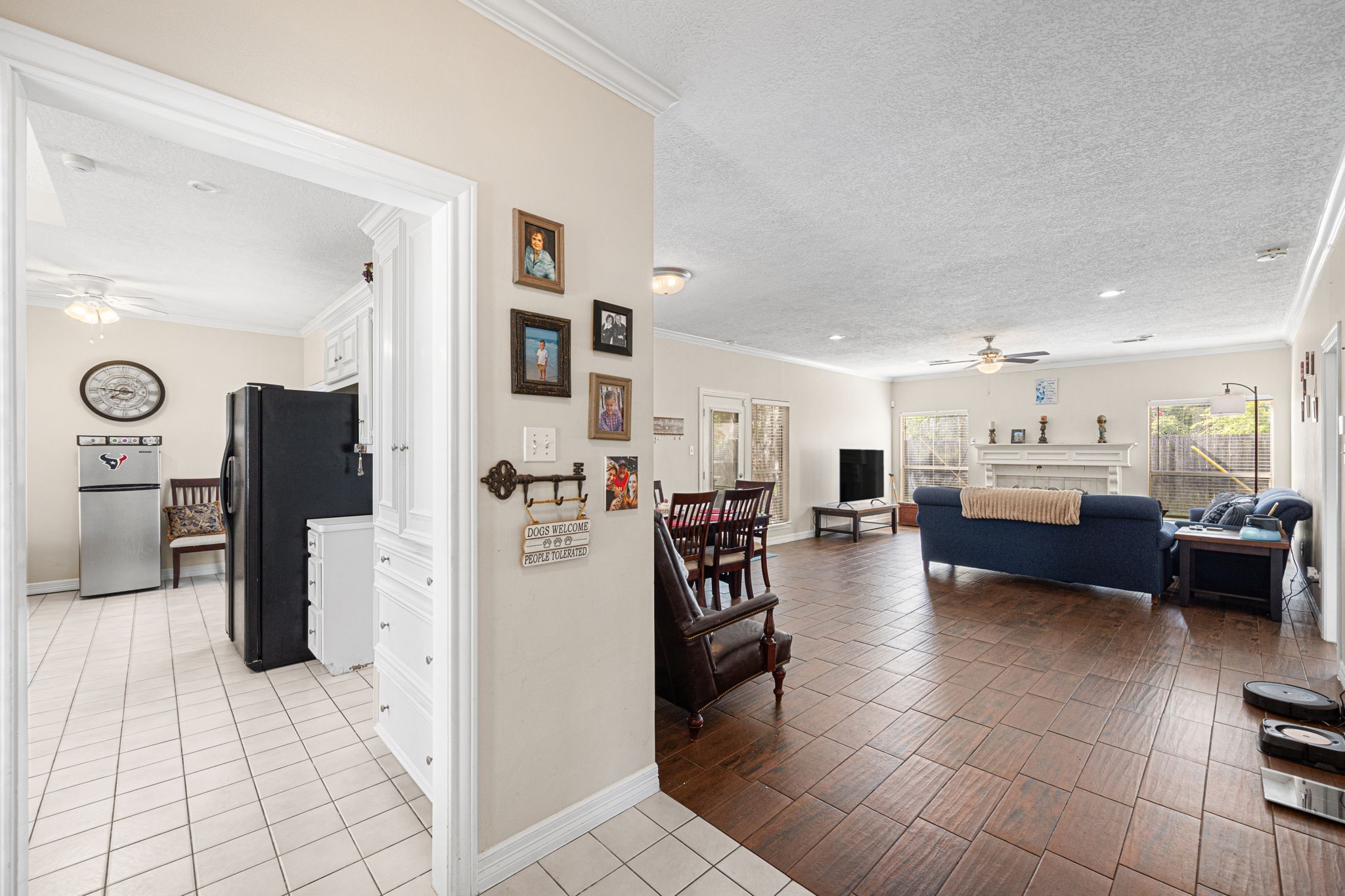 7202 North Fawn River Circle Spring, TX 77379 - Photo 5 of 23 a living room with furniture and a table