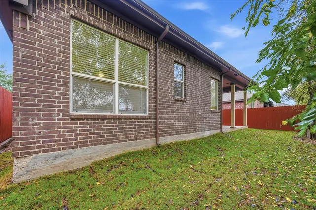 a view of backyard with a garden