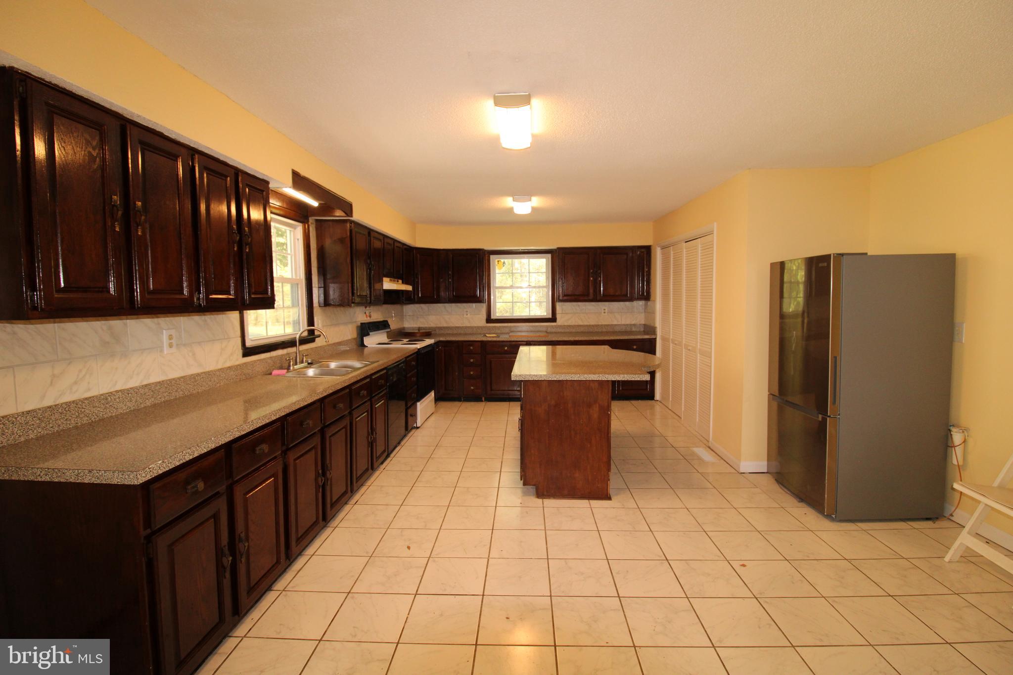 26438 Nanticoke Road Salisbury, MD 21801 - Photo 6 of 37 Kitchen