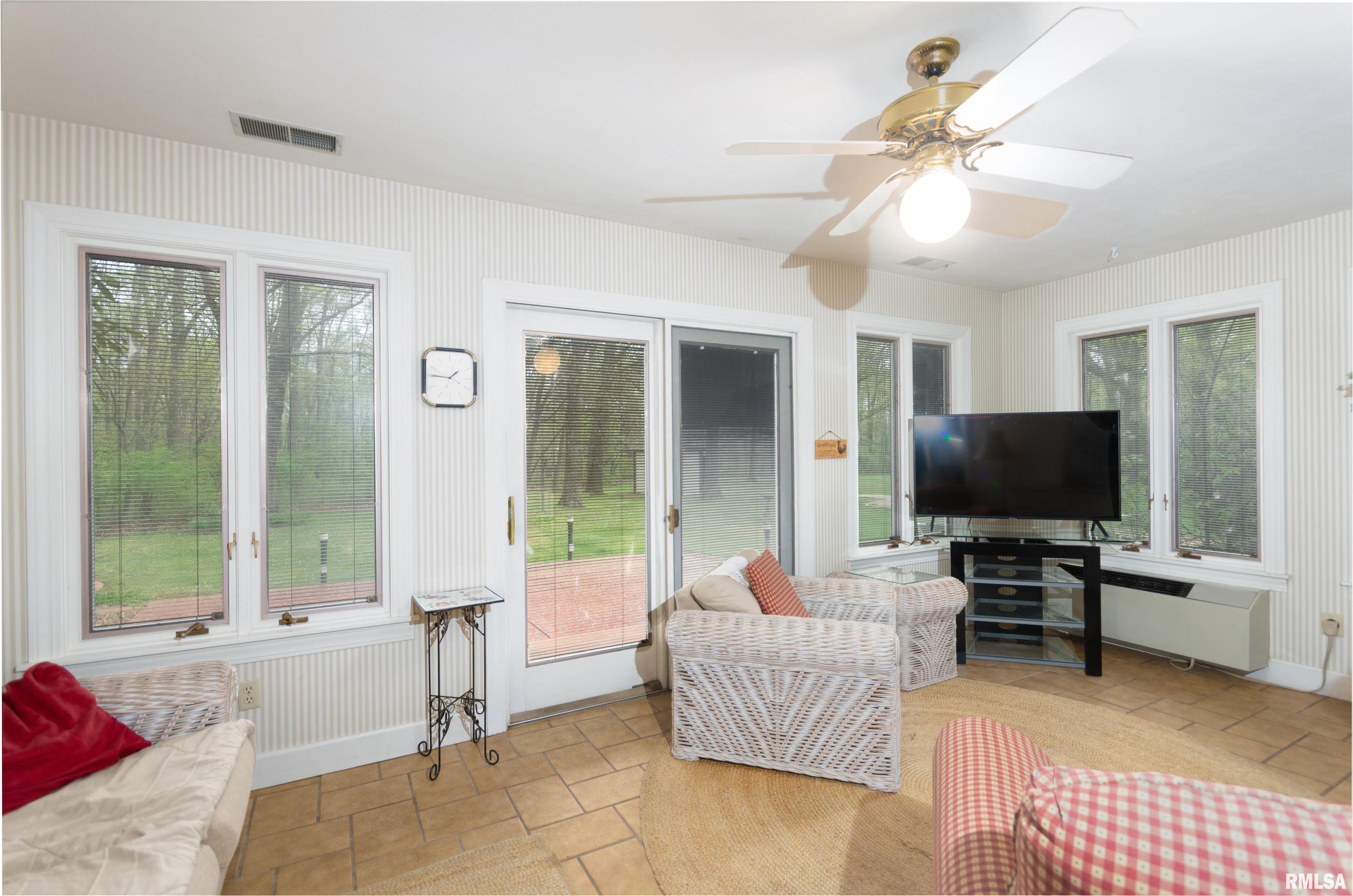 1665 Hawthorn Road Salem, IL 62881 - Photo 15 of 49 Gallery Image 15