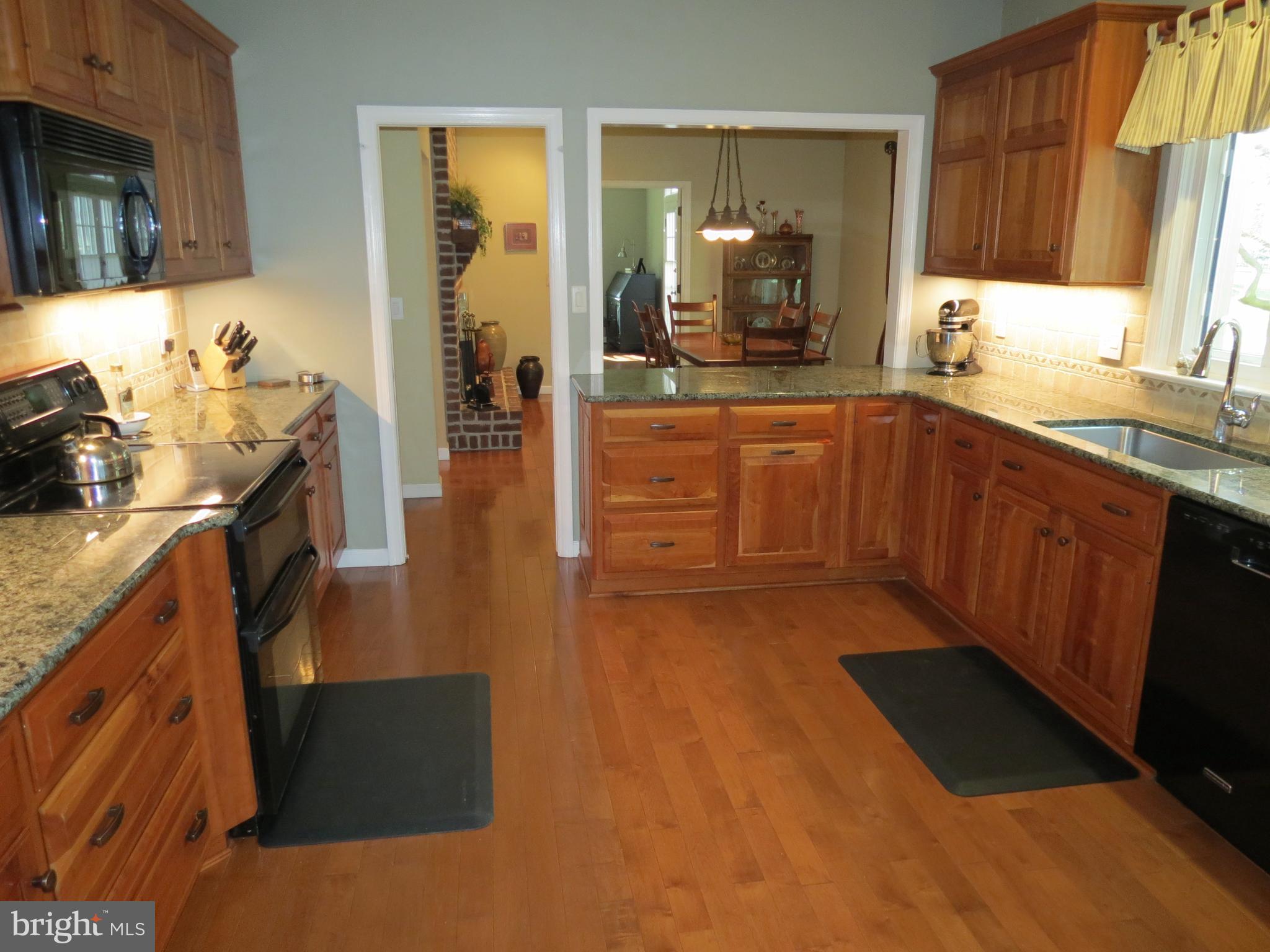 1130 Stonegate Road Hummelstown, PA 17036 - Photo 10 of 33 Granite Counters/Hardwood Flooring