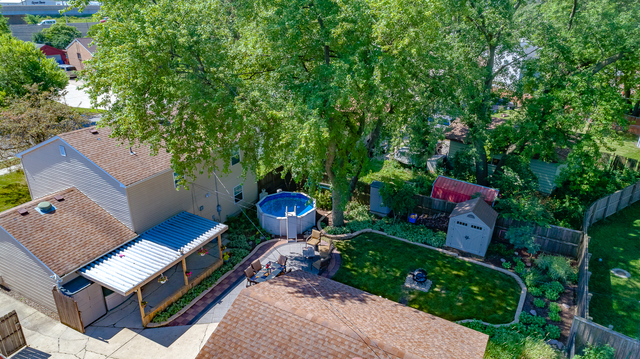 558 Redwood Road Bolingbrook, IL 60440 - Photo 5 of 12 a view of a chairs and table in backyard