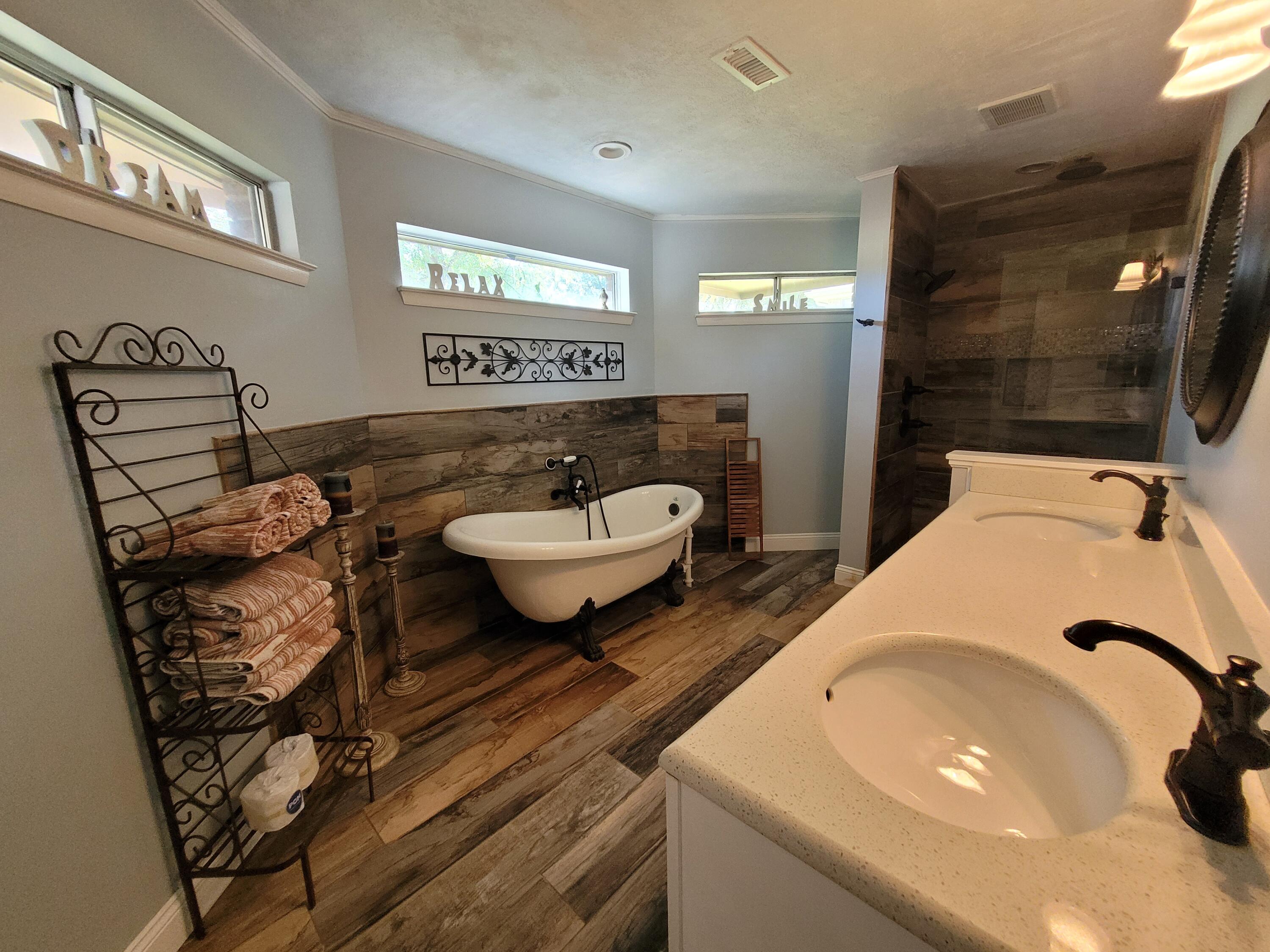 98 Country Club Road Shalimar, FL 32579 - Photo 8 of 17 20241023_133525