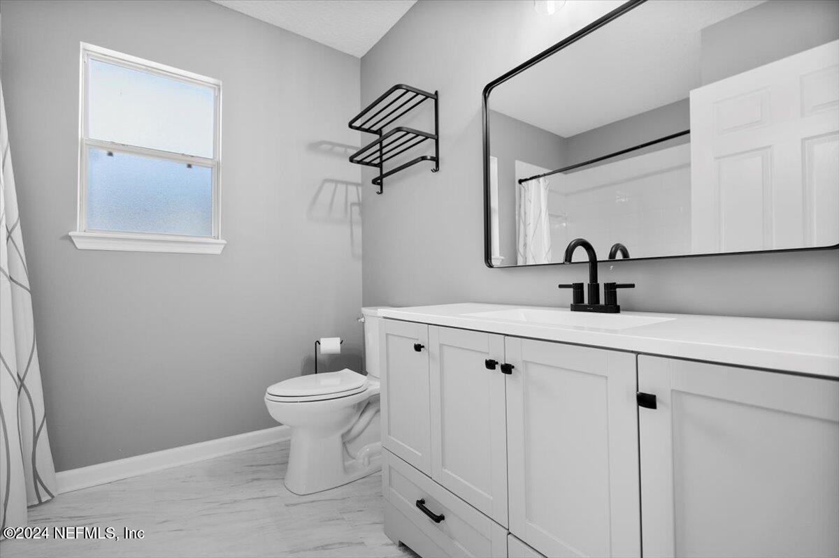 601 Lady Lake Road West Jacksonville, FL 32218 - Photo 23 of 38 Guest Bathroom