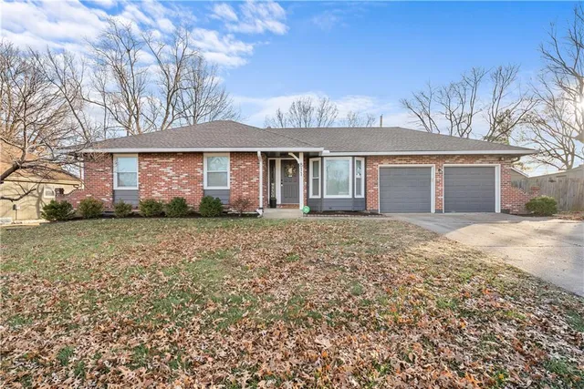 $299,900 | 811 Northeast Mulberry Street, Lee's Summit, MO 64086
