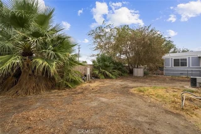 a view of a house with backyard and garden