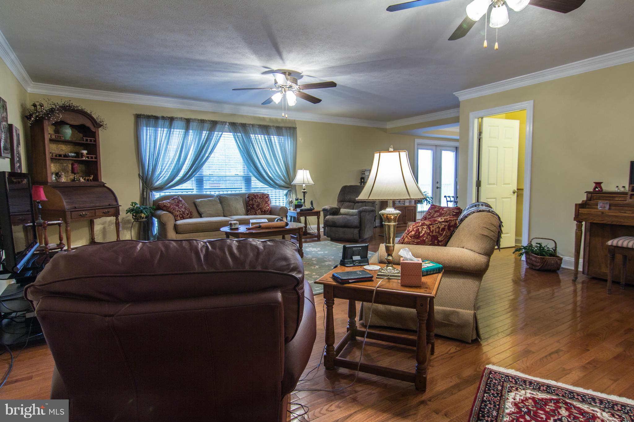 1334 Perry Road Winchester, VA 22602 - Photo 11 of 30 Living Room