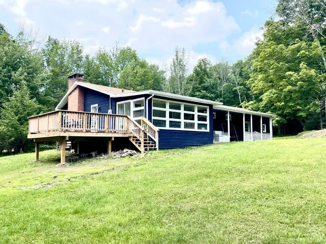 a view of front of a house with a yard