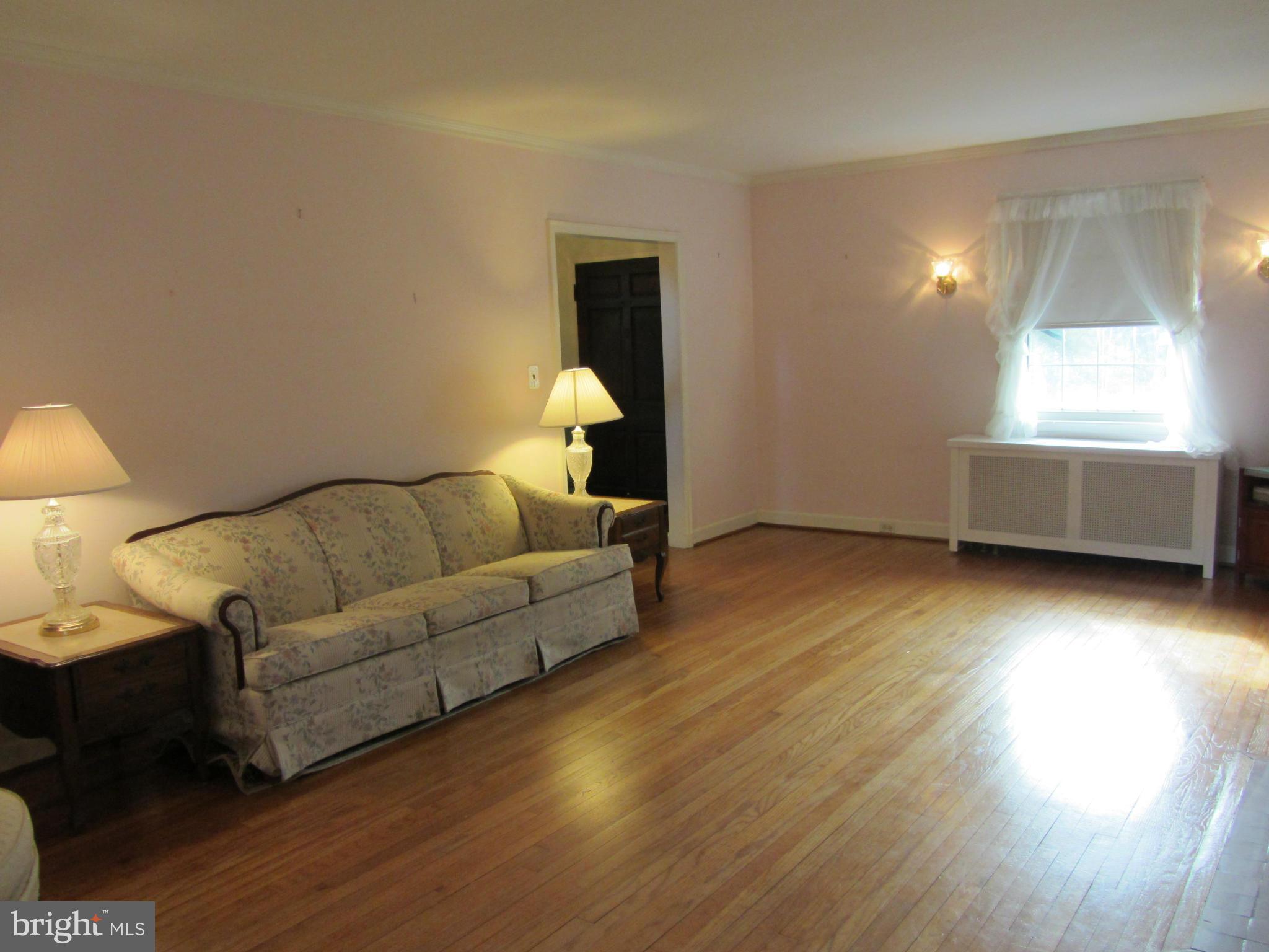 203 Aigburth Road Baltimore, MD 21286 - Photo 8 of 21 Wonderfully Spacious Living Room
