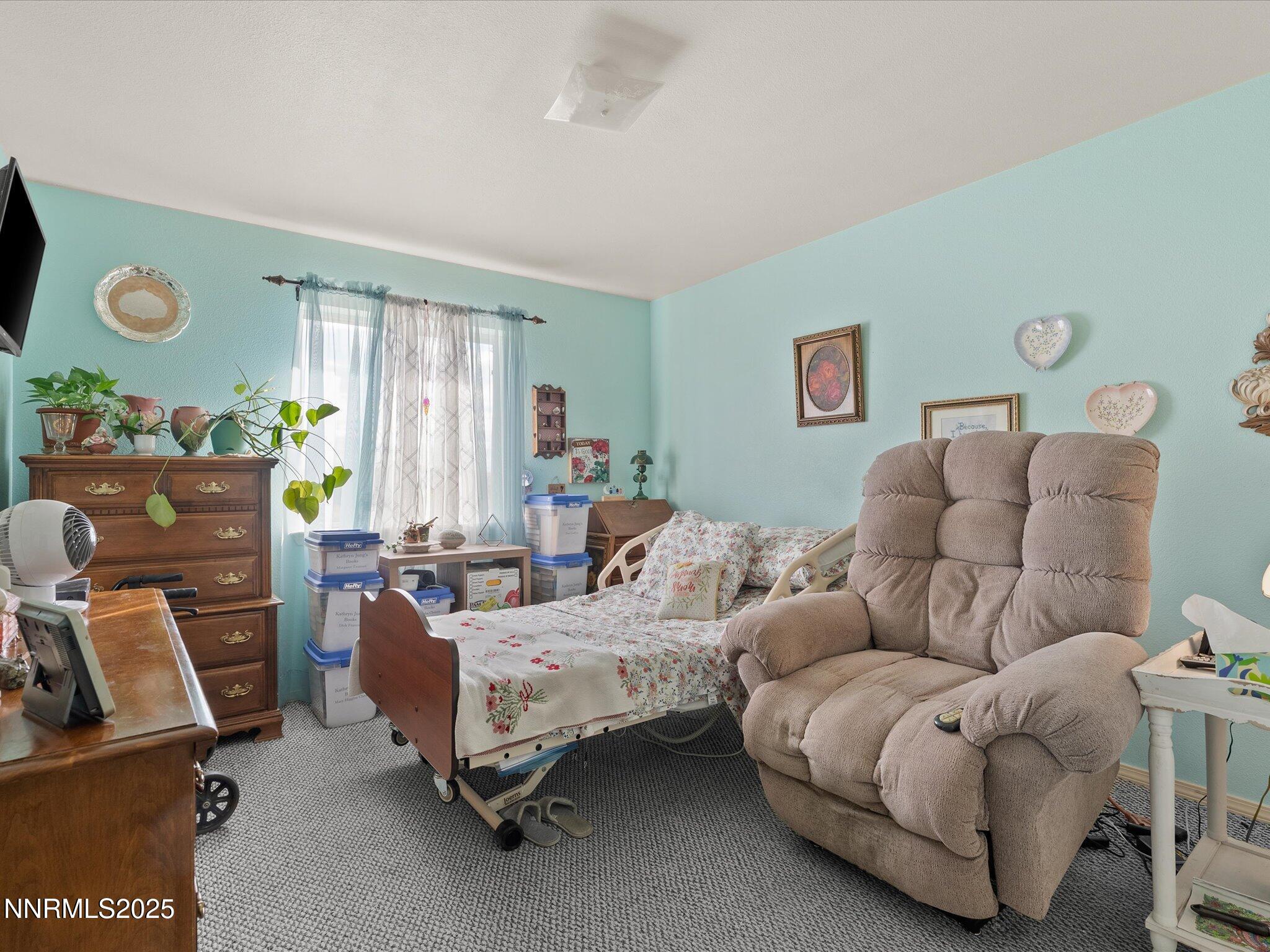 215 Hunter Park Way Fallon, NV 89406 - Photo 28 of 57 a living room with furniture