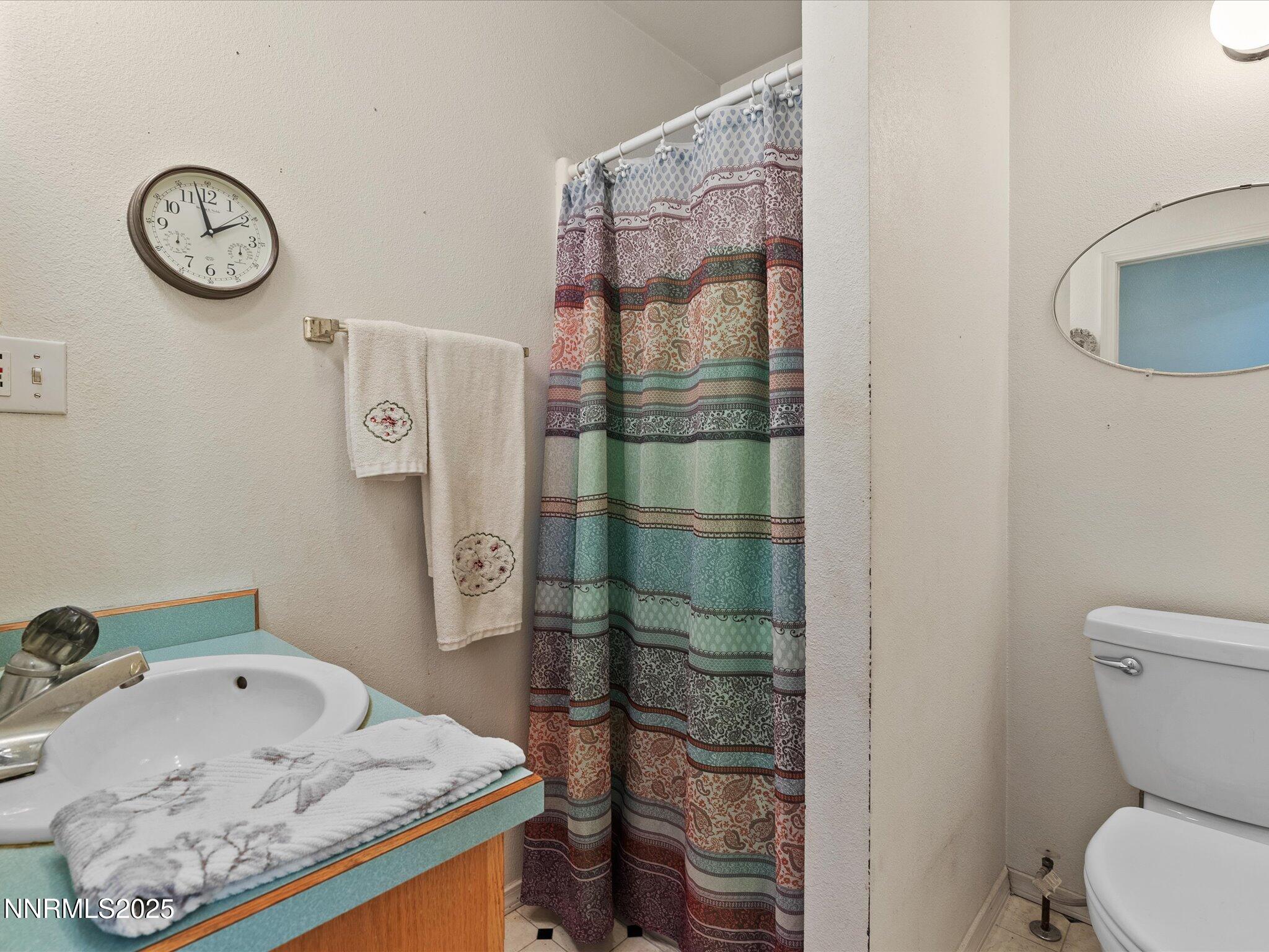 215 Hunter Park Way Fallon, NV 89406 - Photo 29 of 57 a bathroom with a sink toilet and shower
