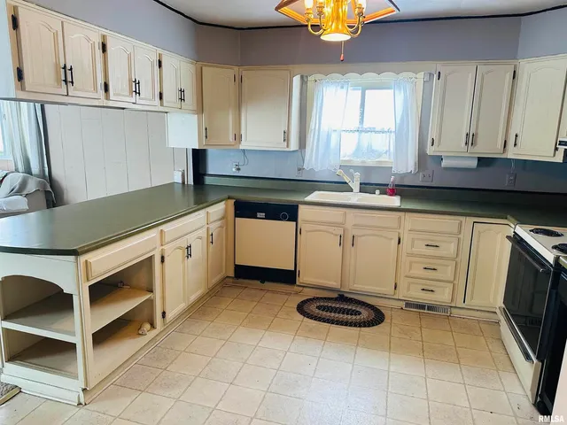 $125,000 | 402 North Madison Avenue, Wyoming, IL 61491